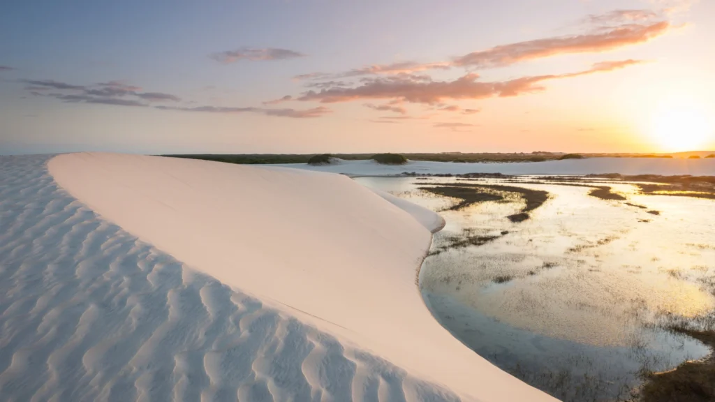 Por do sol na lagoa do Parque Nacional dos Lençóis Maranhenses, viagem para Lençóis Maranhenses, Maranhão