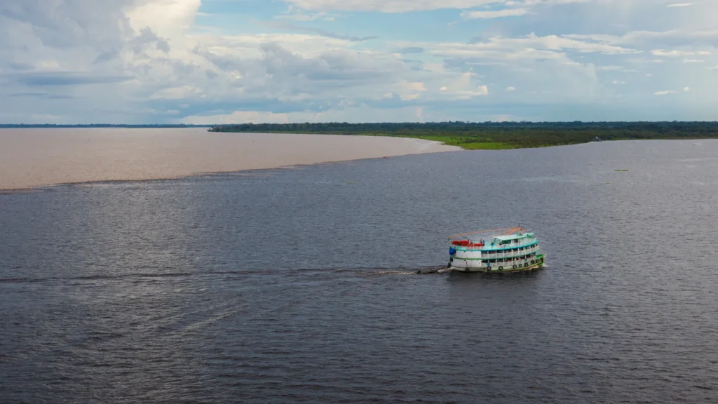 Passeio de barco para encontro das aguas do Rio Negro e Solimões, viagem para Manaus, Amazonas